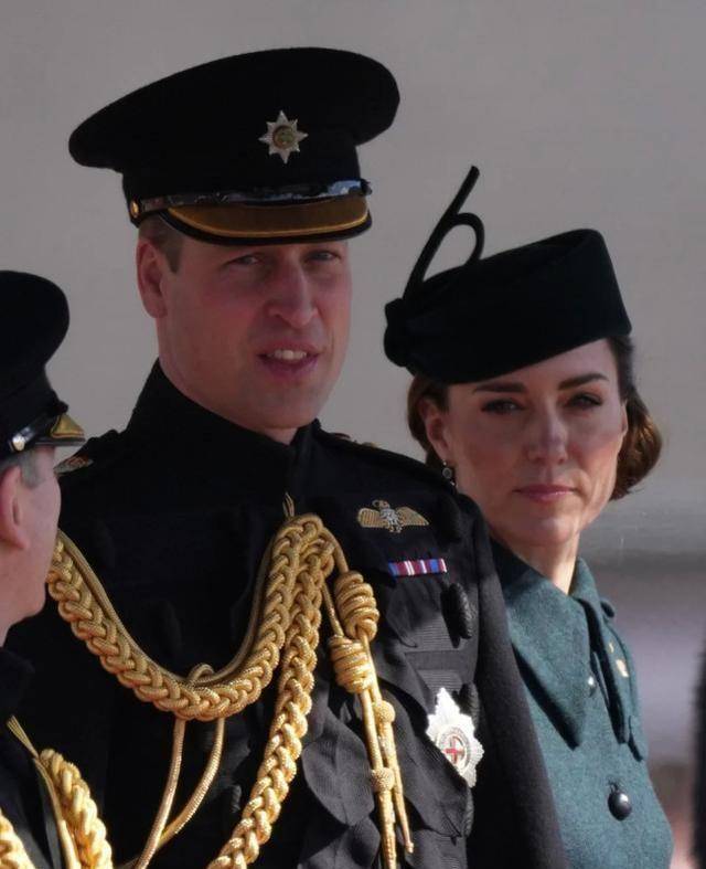 凯特王妃穿绿礼服为士兵发三叶草,面容略憔悴,戴军帽的威廉真帅_圣