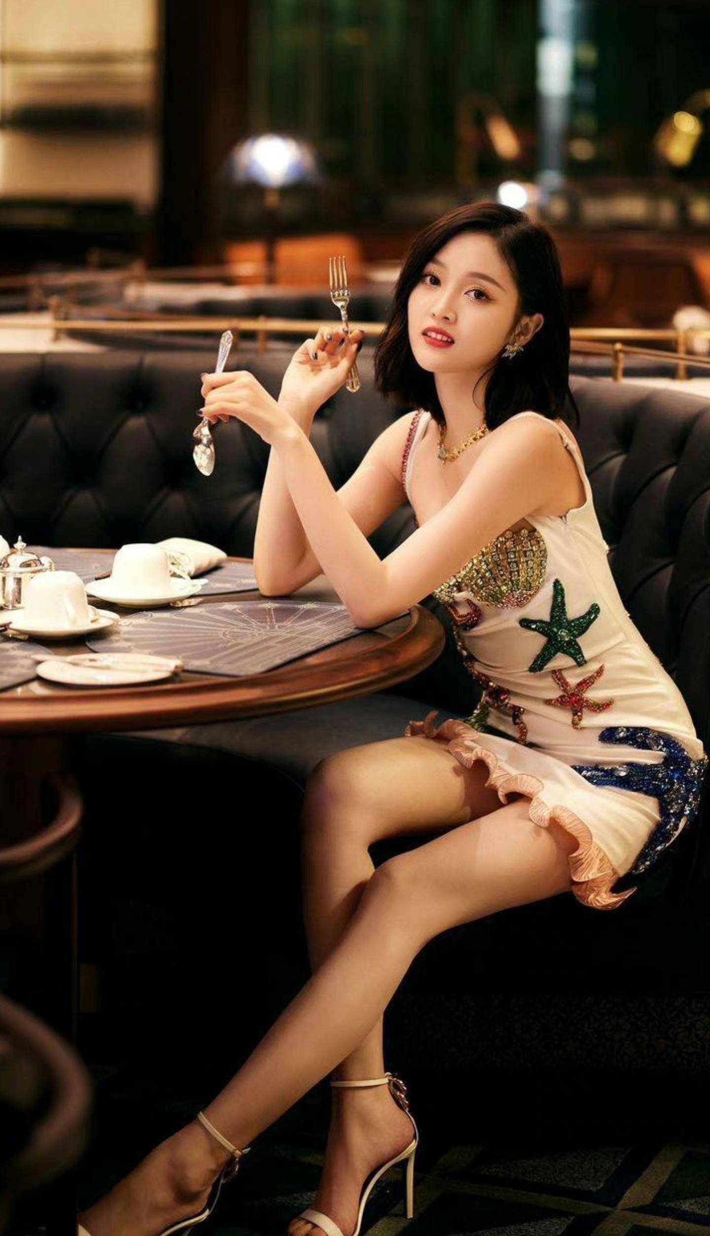 明星写真:吴宣仪吊带裙搭配高跟鞋,性感又甜美的贝壳紧身胸衣_裙子