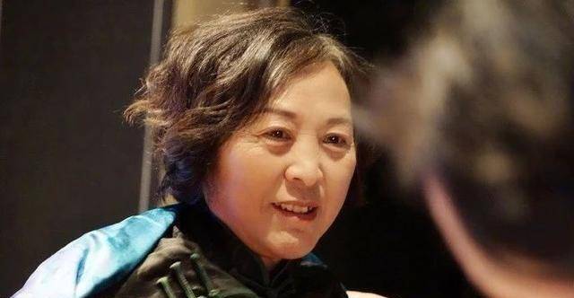 李玉刚宴请亲友聚餐,41岁穿搭走在时尚前沿!却因帽子被群嘲?