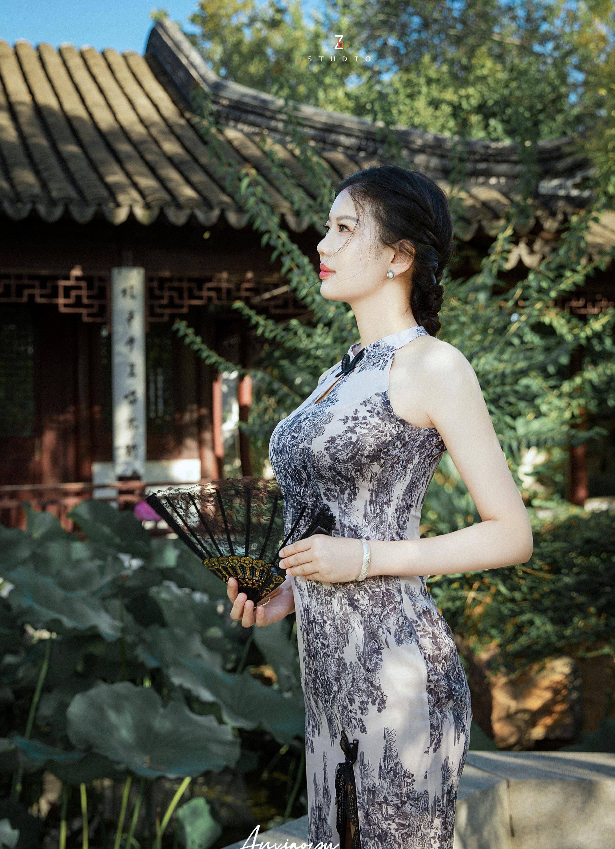 旗袍女神安晓雨分享园林旗袍写真,呈现圆臀玉腿细柔腰_照片_花园里