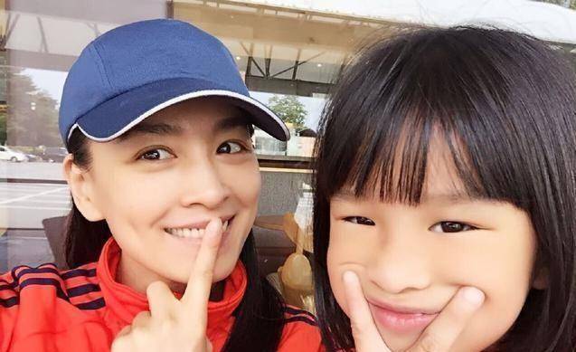 酒窝美女张庭女儿正面照,秀发披肩亭亭玉立,丑小鸭化身白天鹅!