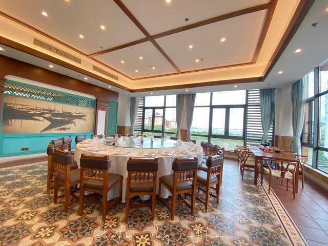 阳光小镇四楼,一整层全部都是味友豪丽的地盘,6000多平方米,一整个把