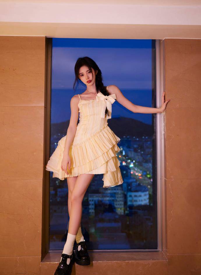 鞠婧祎穿黄色吊带百褶裙 举手投足尽显甜美_表演_活动_观众