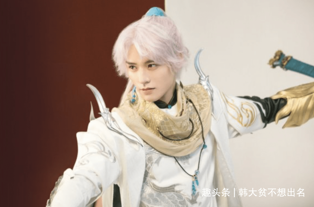 不过穿上了这一身服装的龚俊倒是看起来更像是初中生,高中生不能再多