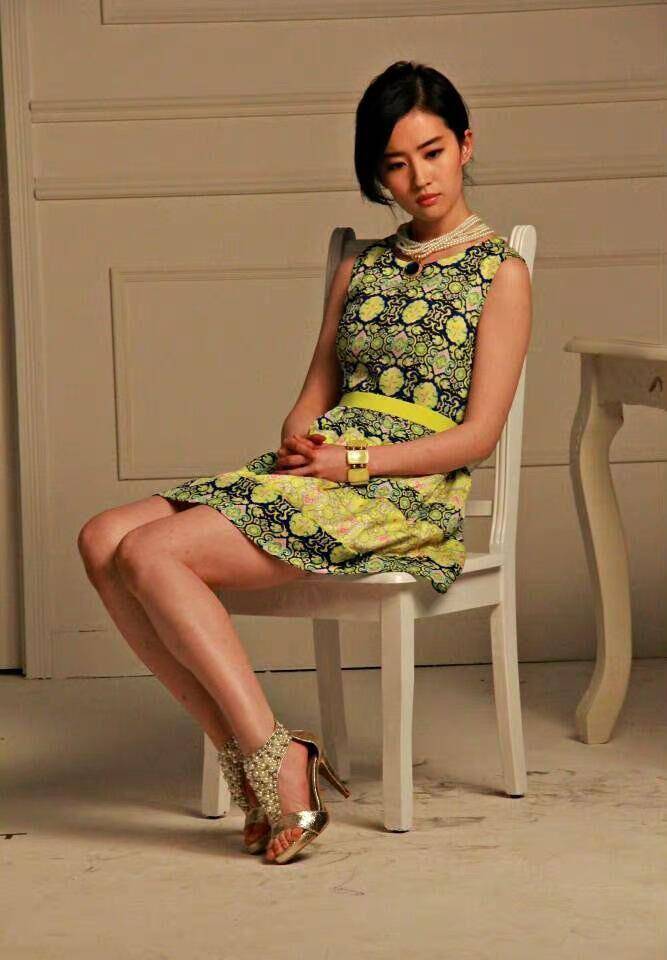 刘亦菲很正,第一张照片发布没有p字,腿的真实形状一目了然_造型_颜色