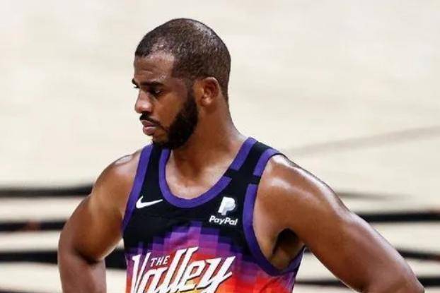 在外貌上,allsportculture列出的几个特征极为鲜明,即詹姆斯越来越靠