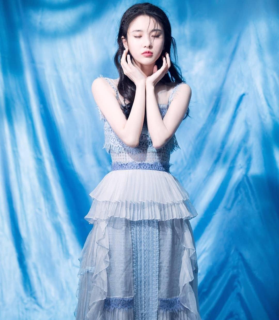 明星写真:"谋女郎"张慧雯蓝色鱼尾裙时尚靓丽,温柔温柔有气场_气质