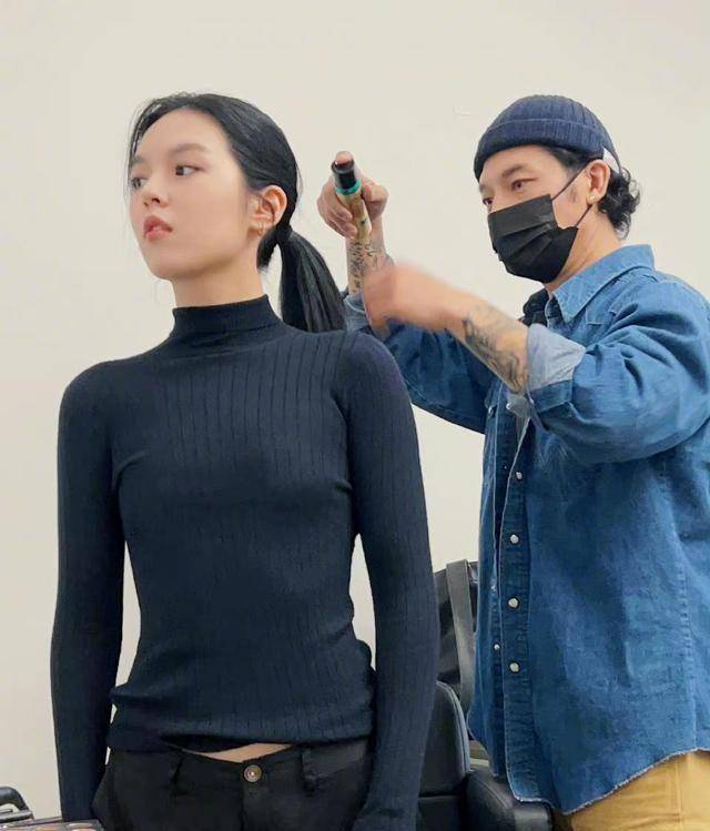 哈文请人为女儿化妆,感慨年轻好,透露法图麦身高未超过李咏_妈妈_女婿