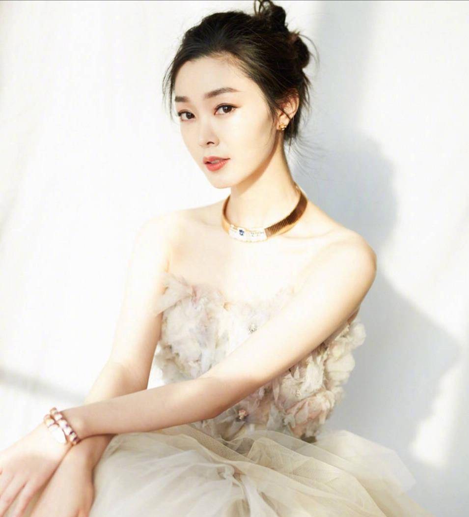 宋轶亮相活动,一身薄雾纱裙清新明亮,大片丸子头甜美又知性_裙子_气质