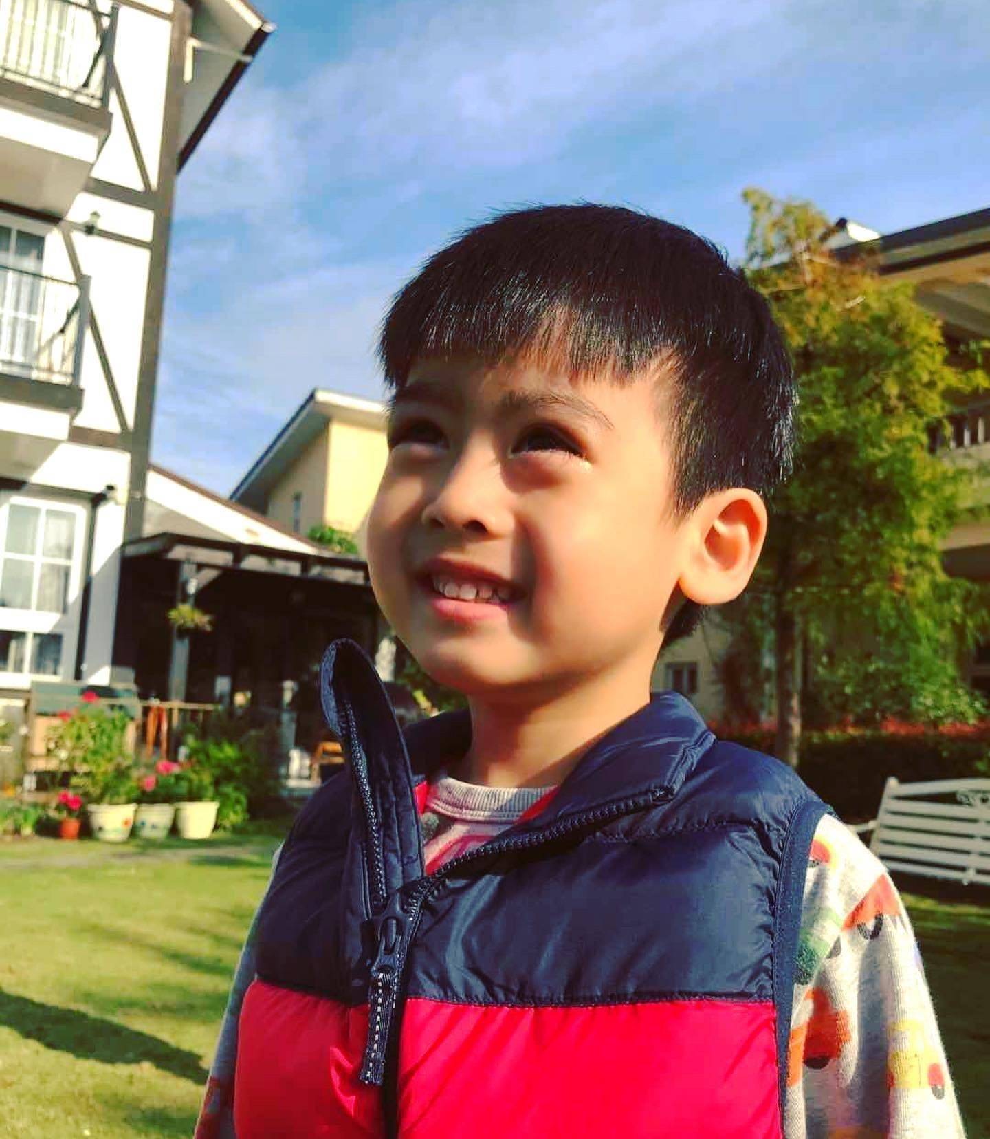 晒儿子近照,双胞胎笑容灿烂,兄弟三人草坪玩耍_jenson_kyson_kimi