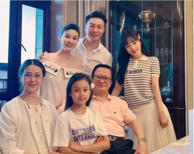 李小璐带父母女儿与绯闻男友聚会,不得不说李小璐是真漂亮!