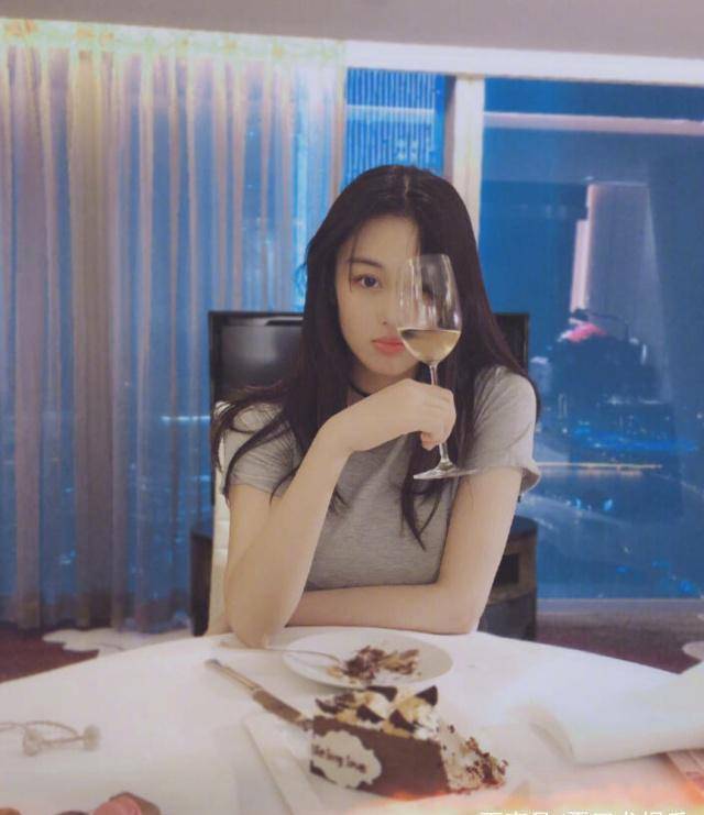 张馨予深夜发文晒自拍,信息量大,疑似已成功"卸货"_照片_何捷_东西