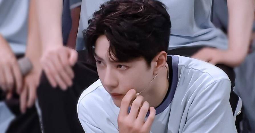 韩庚请剧组吃鸡,照顾王一博生意粉丝眼红,排队领桶直言比饭贵重_kfc