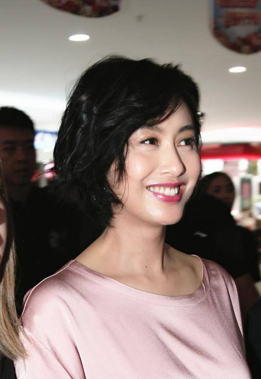 朱茵出席活动,还是那样美,被观众大喊紫霞仙子_身体_运动_互动