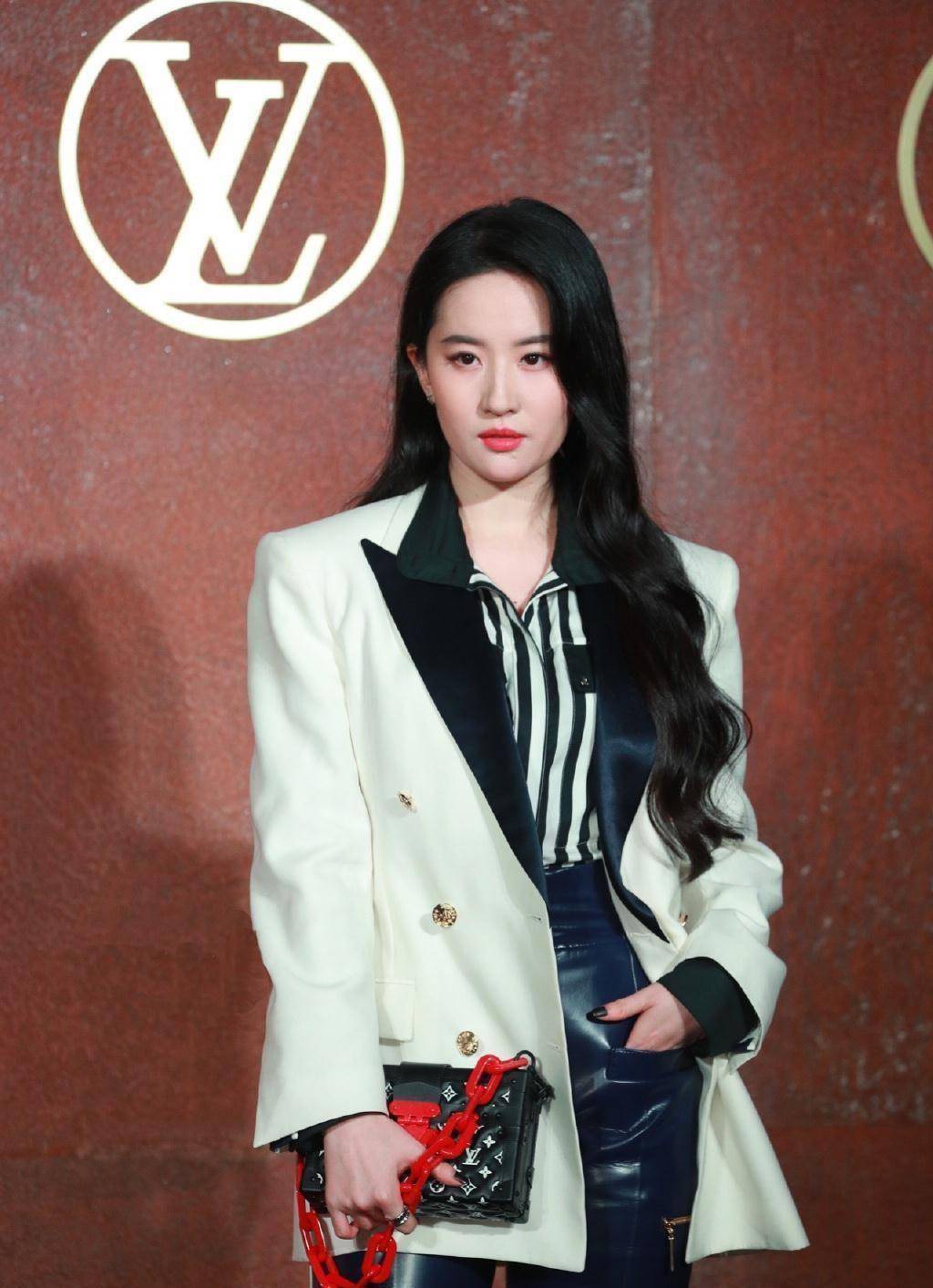 刘亦菲大胆挑战皮裤,黑白look再次变御姐,生图状态很能打_西装_白色