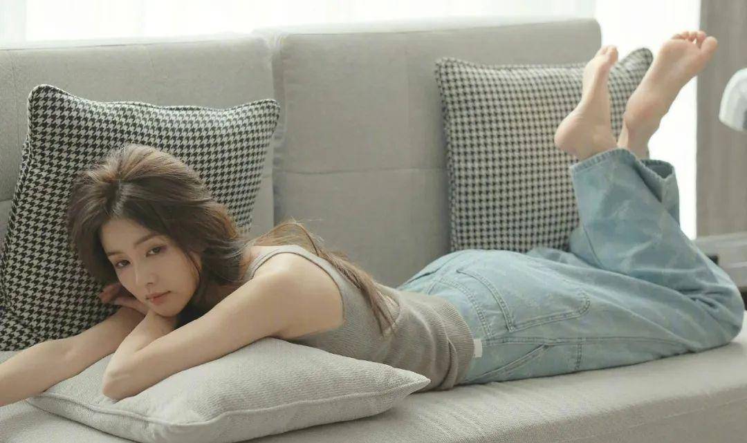 明星写真:白鹿灰色毛衣牛仔裤私拍写真,温柔甜美的美感女人味十足