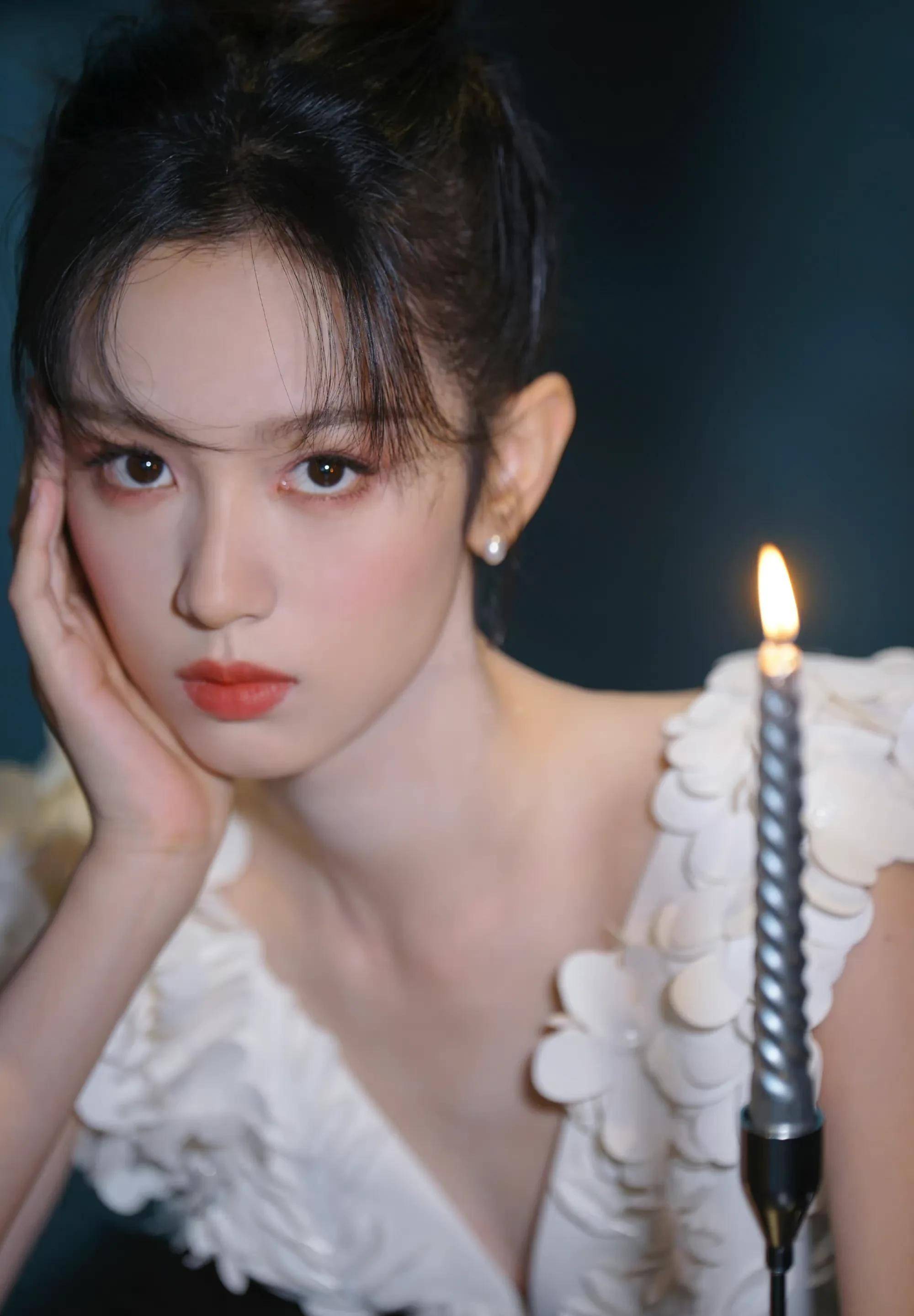 95小花颜知拍最美周也活动,活泼灵动美丽迷人_白色_品牌_锁骨