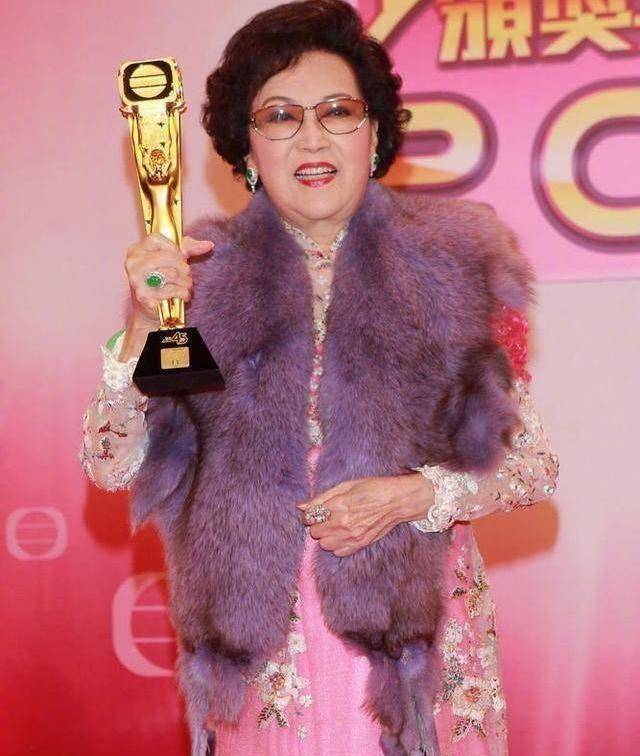 老太太的形象通过她的表演深入人心,一套精致华丽的礼服被李香琴穿出