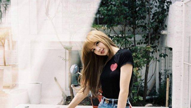 件就是压轴的,当时blackpink四人上节目泡脚,当时lisa在给jennie洗脚