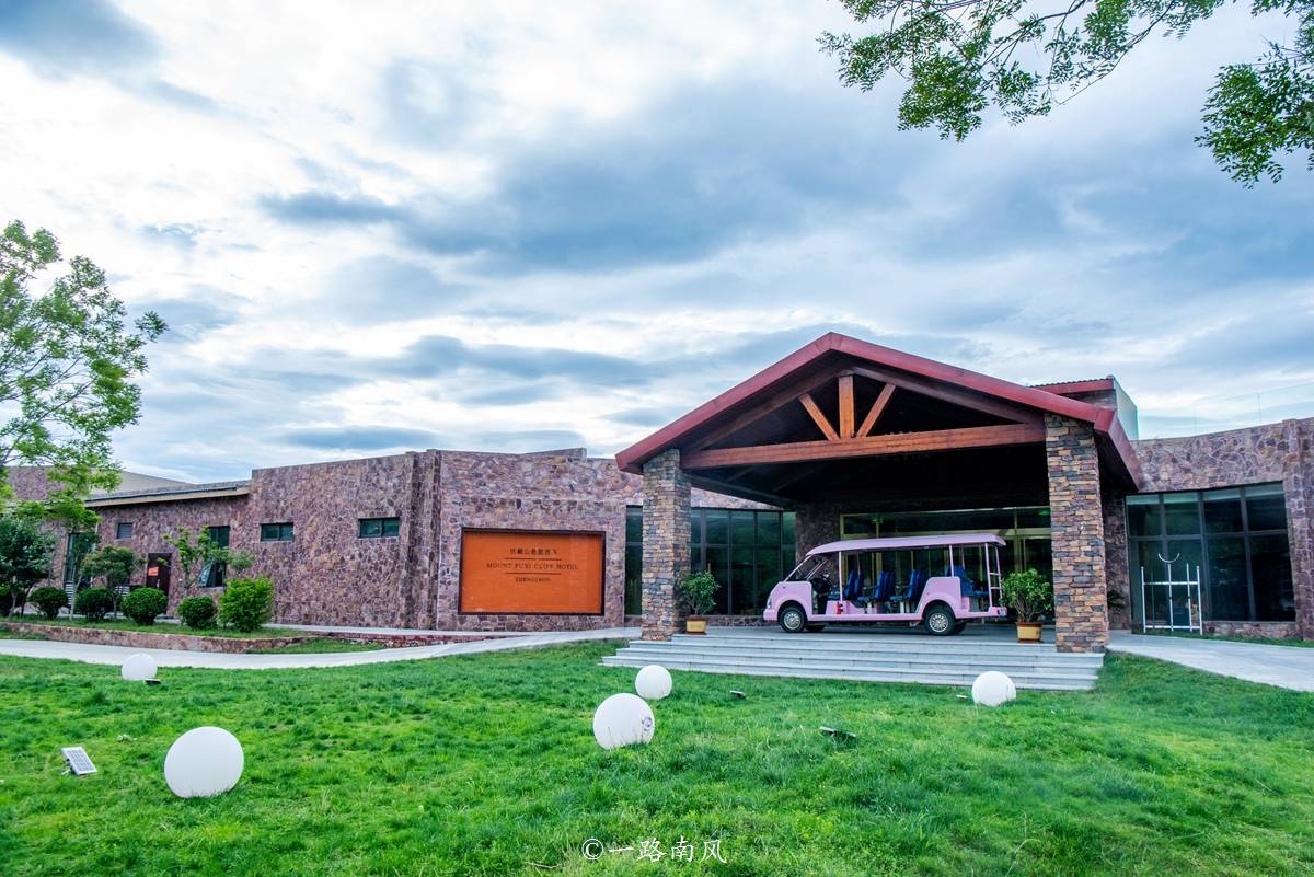 郑州非常特别的悬崖酒店,依附在悬崖峭壁,看起来险,但风光极佳_伏羲山