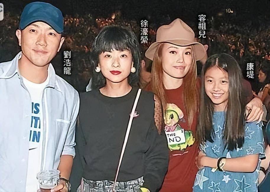 刘浩龙街头卖唱无人识,十元一首仍无人问津,容祖儿为其痴情6年_武汉