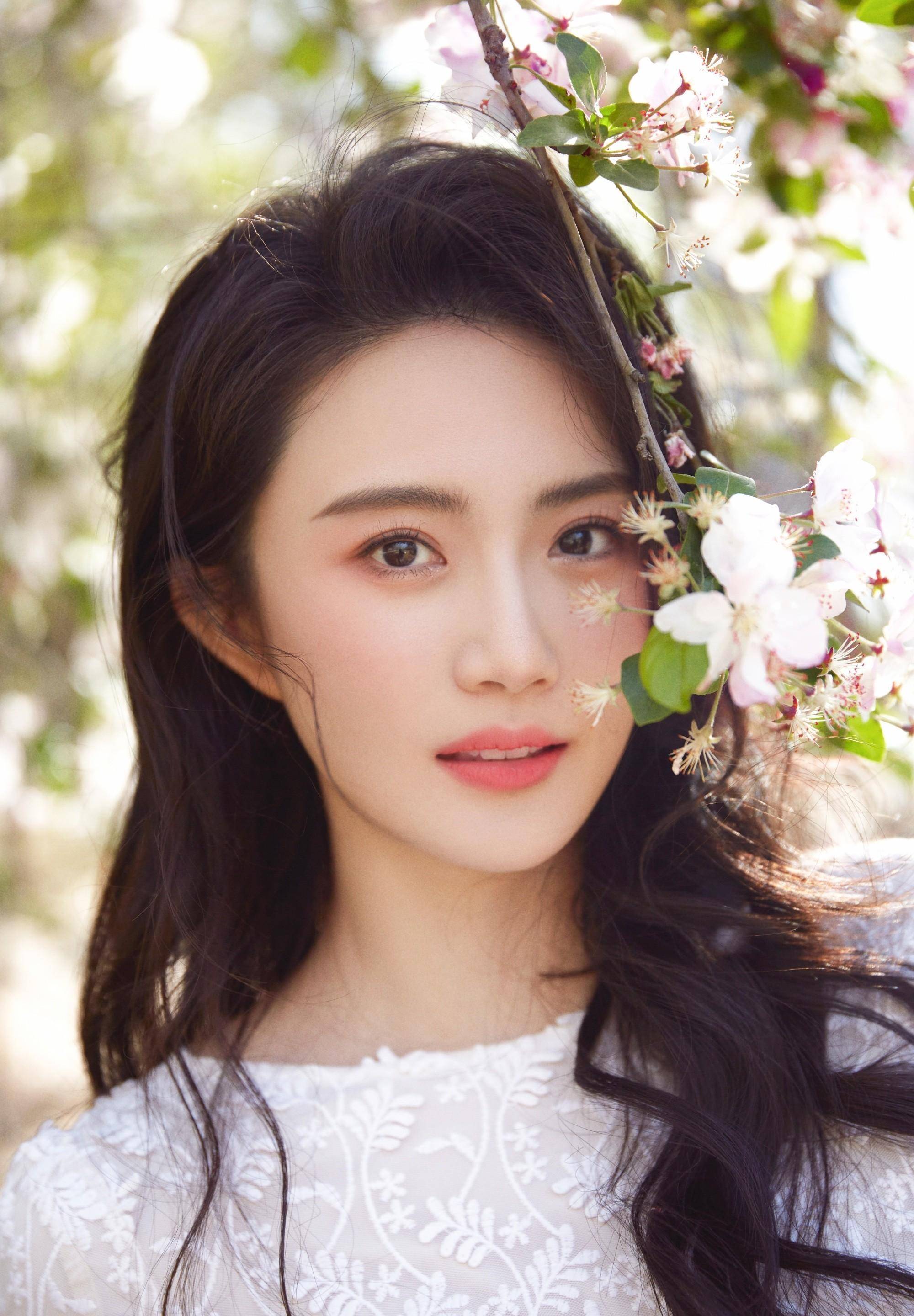 赵昕春天花语写真拍摄,身穿白色印花蕾丝裙,笑容浪漫甜美_时尚_身材