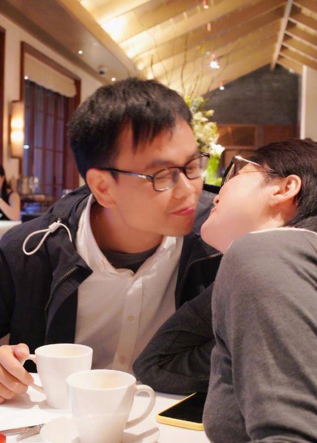 袁立和丈夫抱小孩逛街惹争议,男方曾公开表明造人愿望_孩子_婚姻_照片