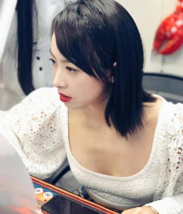 宋茜十年解约焕然一新,带猪猪小八亮相,真人不如猪!_工作_向小八_衣服