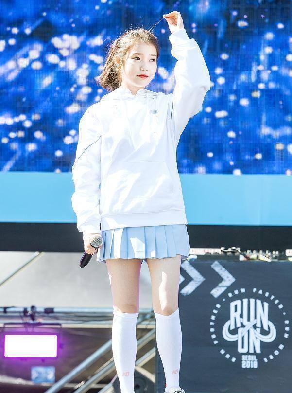 难怪李知恩不穿易显胖的白袜,当她换上后,原来上帝是公平的_造型_少女