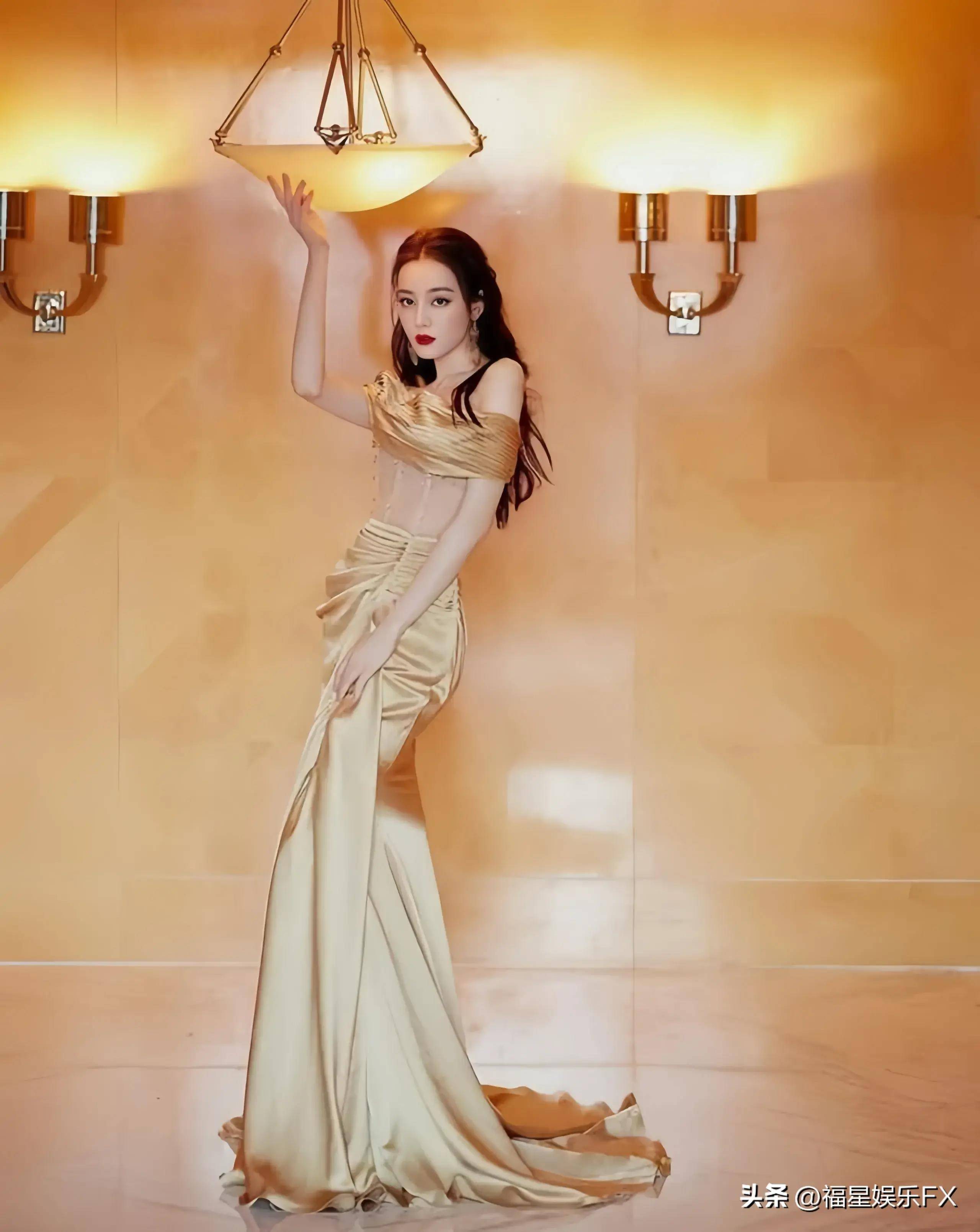 热巴:明艳动人,性格大方活泼!标准衣架子身材穿高定礼服更美!