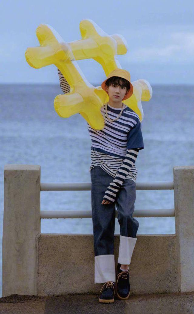 早班机偶遇的王源,睡眼迷离看着好累,千玺目光汇集的时侯超温柔_感觉