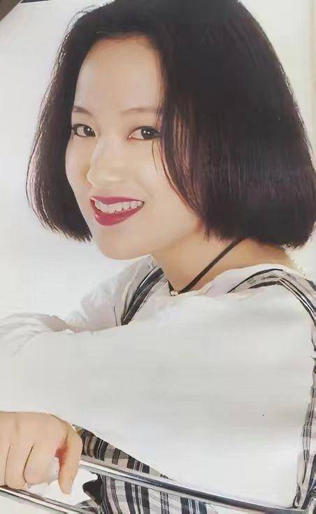 47岁周艳泓近照显年轻,穿着清凉又唱又跳,与周围环境格格不入_网友