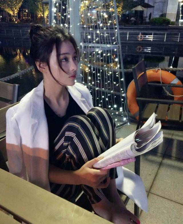 结婚后的张馨予明显给自己放了一个大长假,外加怀孕的新闻,张馨予更是