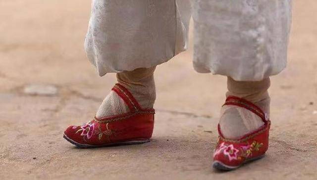 她15岁靠"三寸金莲"嫁豪门,洗脚时痛苦难忍,丈夫却喜欢得紧_刘娘_审美