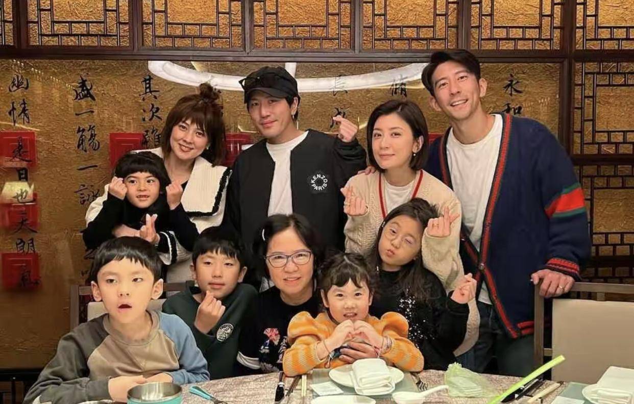 贾静雯弟媳自述艰难抗病史,6次化疗掉光头发,变丑被大儿子嫌弃_朱芯仪