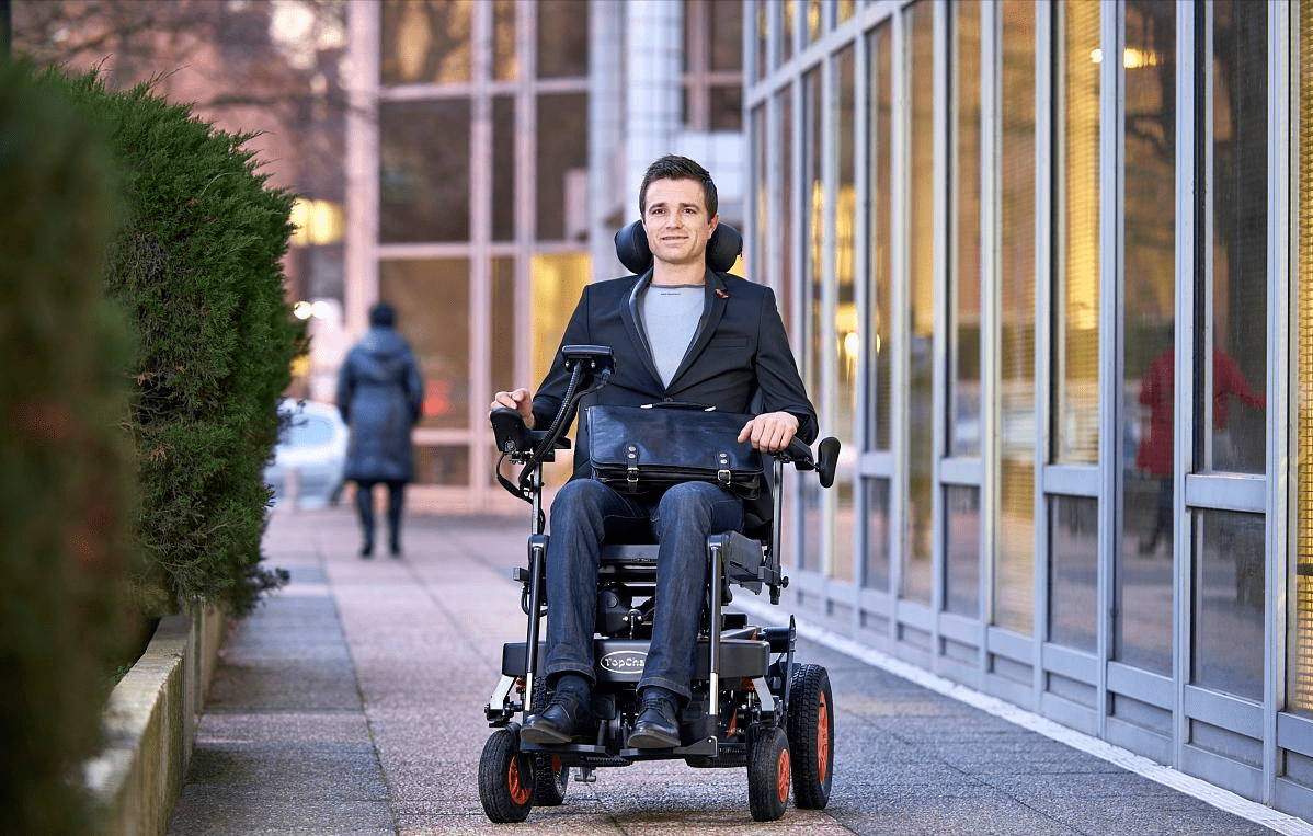 "30岁的我每天坐轮椅通勤",为何这届年轻人盯上了电动轮椅_生活_方式