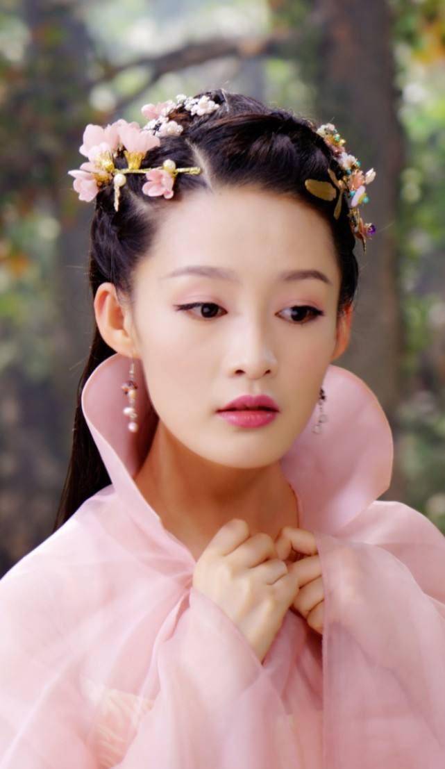 李沁的面相清秀,五官精美,在所有饰演军人的演员里,就她最漂亮_特种兵