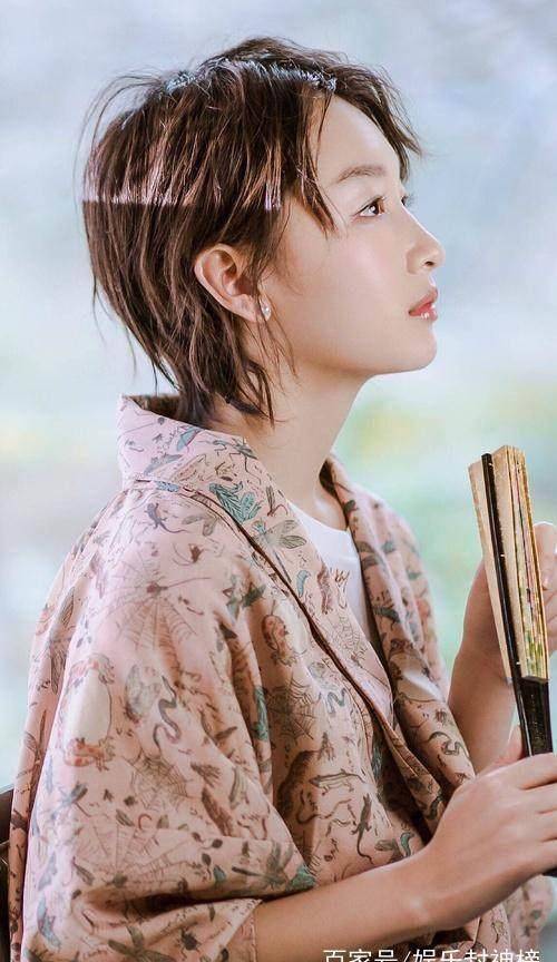 周冬雨新广告粉嫩粉嫩的像个桃子,但这双眼皮和刚出道时不一样啊_感觉