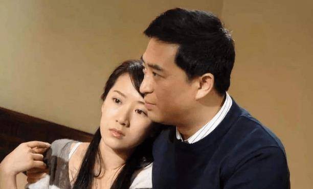 他是闫妮的"老公",是急救医生何建一,网友:他真帅_张嘉译_角色_观众