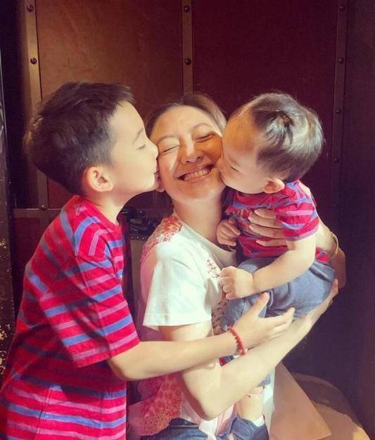 两个儿子出镜献吻,陈小春没露面_孩子_教育_jasper