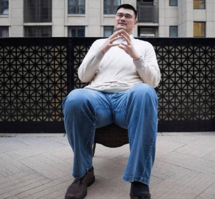 姚明体重已达400斤,合照比奥尼尔还壮硕,妻子叶莉直言很有压力_效果