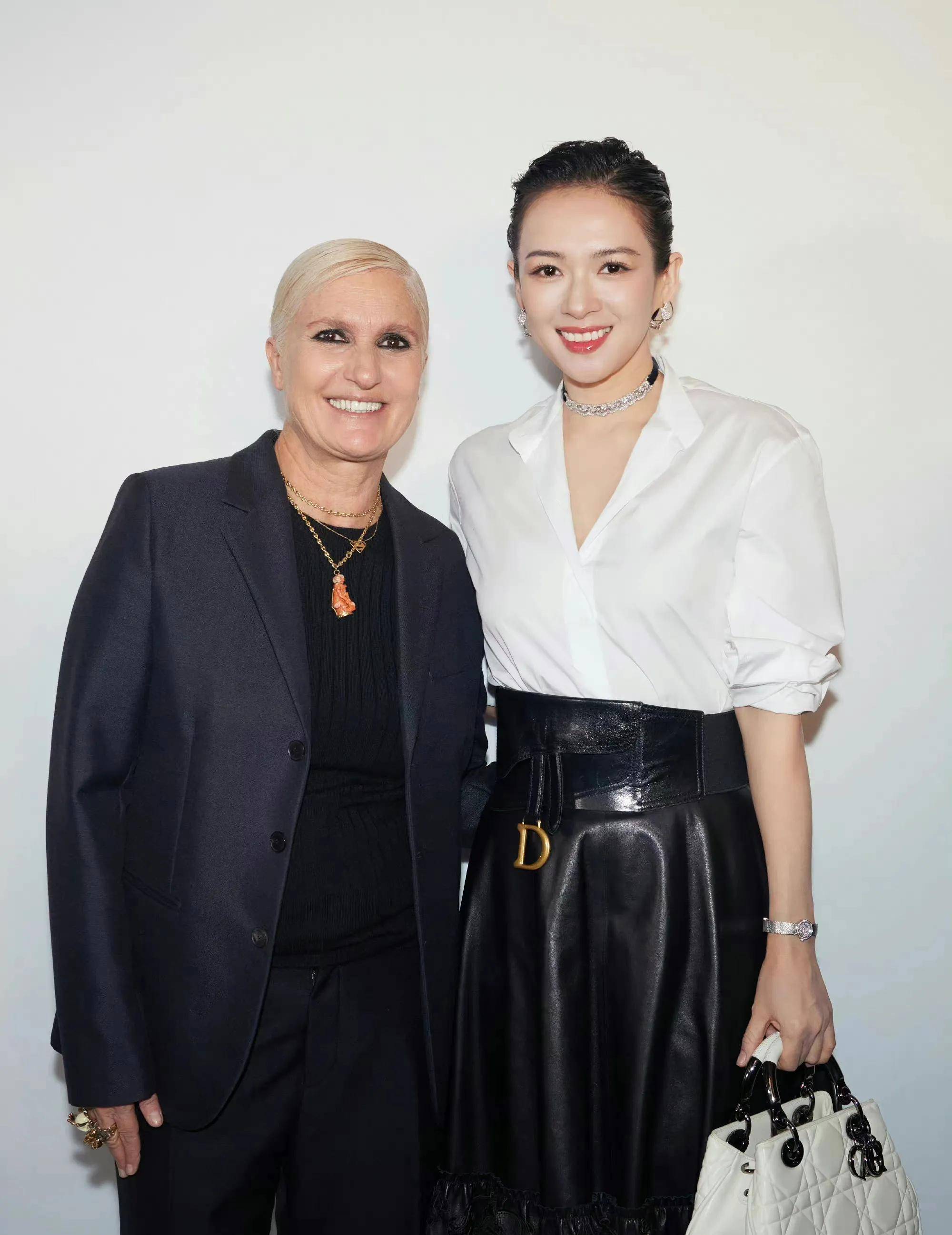 一些章子怡与迪奥品牌的合影,国际化的张丰华在合影中显得那么明亮