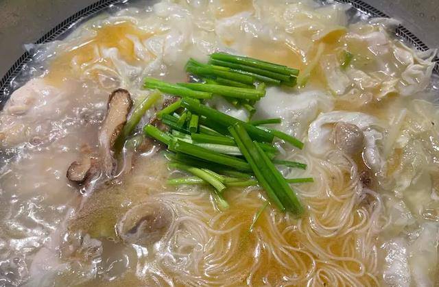 大叔教你麻油鸡面线,香醇不躁,暖心暖胃,做法超简单_高丽菜_鸡腿_因为