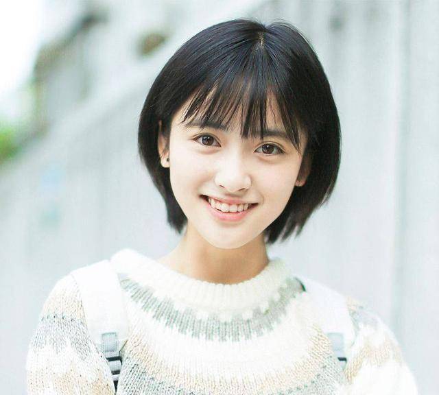 大多数人认识沈月应该是从其和胡一天主演的《致我们单纯的小美好》