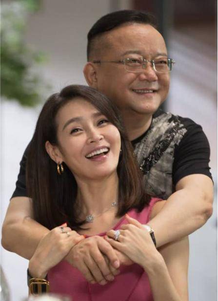 执意嫁给大20岁王刚并为他生子,如今真的幸福吗_郑艳东_女子_生活