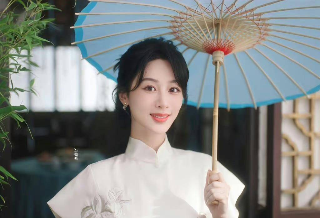 杨紫最新美照身材被质疑!