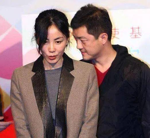 王菲与谢霆锋机场牵手秀恩爱_张柏芝_婚姻_因为