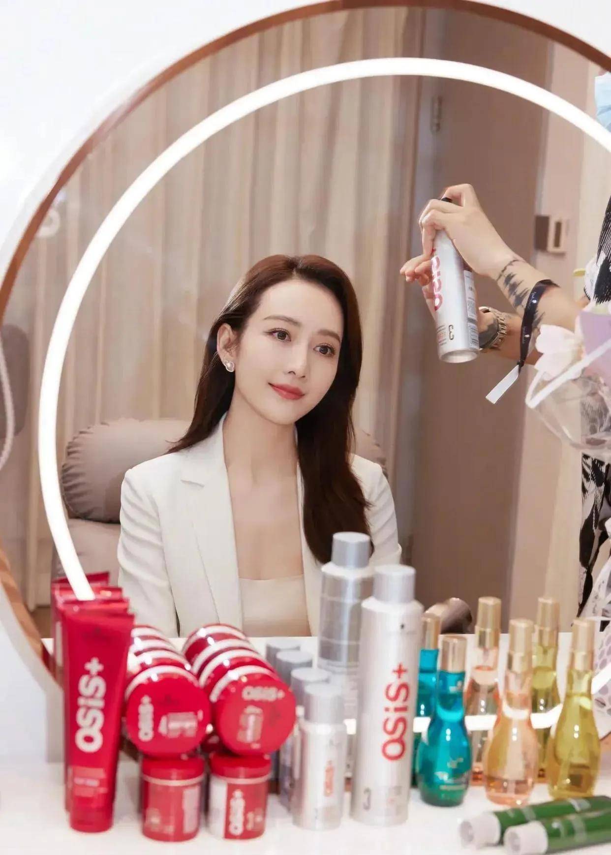 王鸥分享化妆全过程,梳妆台上放着几十瓶化妆品,化妆后堪比宋佳_效果