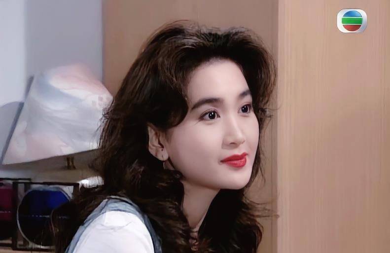 就像温碧霞30年前的港风妆容,美得自然,美出独特,既不追求精致完美,也