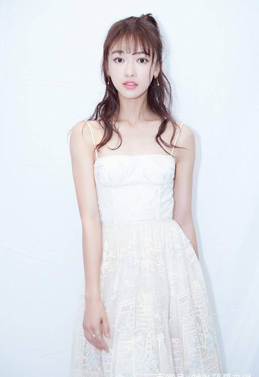 现实中的吴谨言真的好可爱,一点看不出快要30岁,喜欢吗?